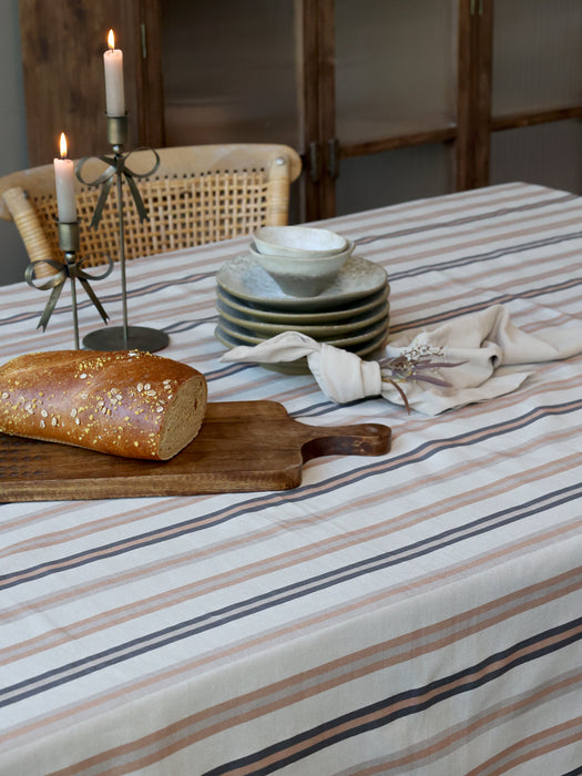 Dúkur Aix röndóttur Koniak&latte