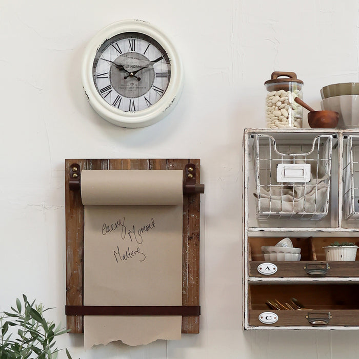 Veggklukka í Factory stíl hvít