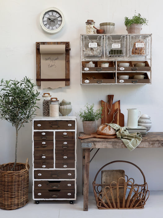 Veggklukka í Factory stíl hvít