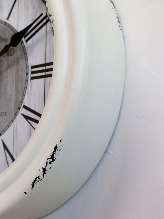 Veggklukka í Factory stíl hvít