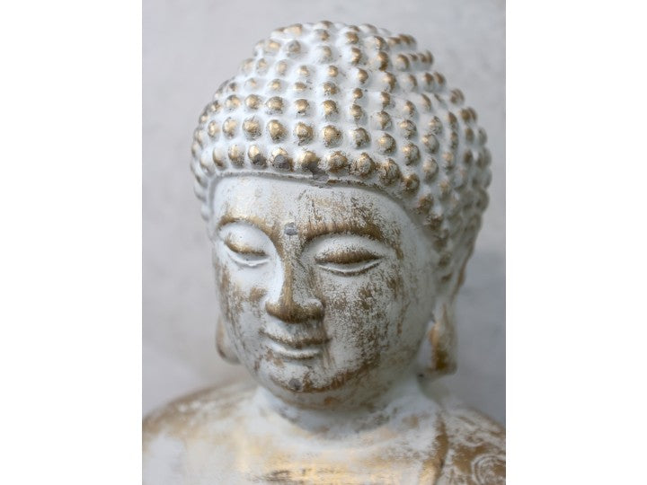 Buddha úr sementi sitjandi