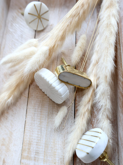 Skápahalda úr marmara og messing