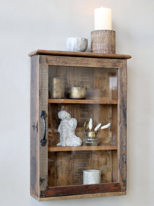 Buddha úr sementi sitjandi