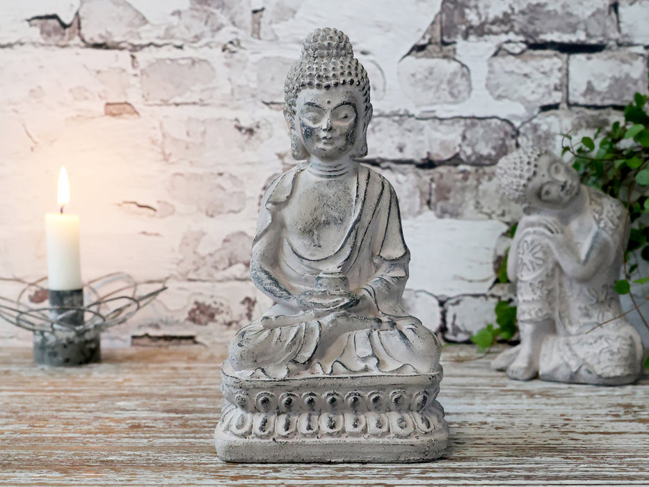 Buddha úr sementi sitjandi