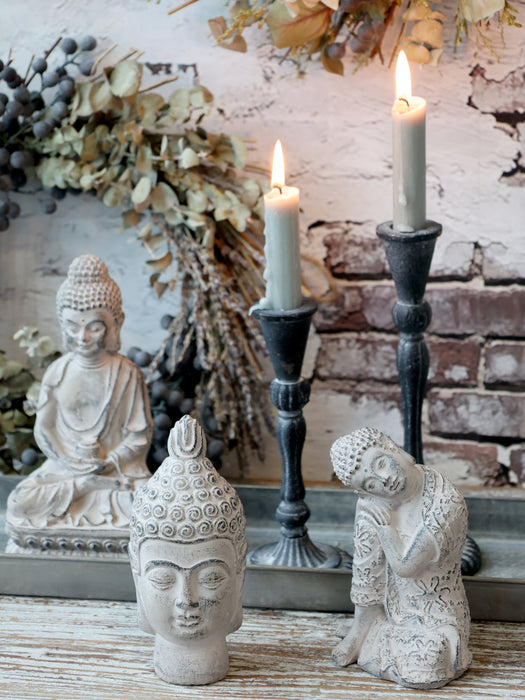 Buddha úr sementi sitjandi
