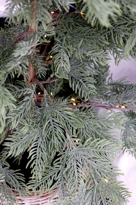 Furutré í körfu með 60 led ljósum