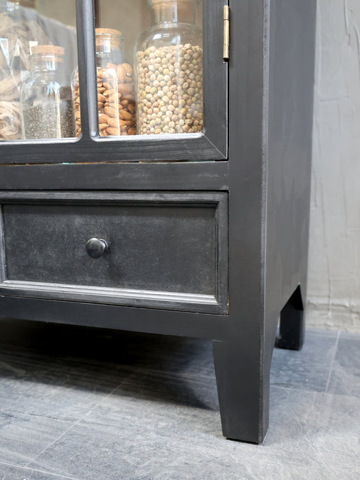 Viðarskápur með 2 skúffum