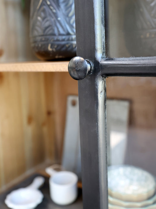 Viðarskápur með 2 skúffum