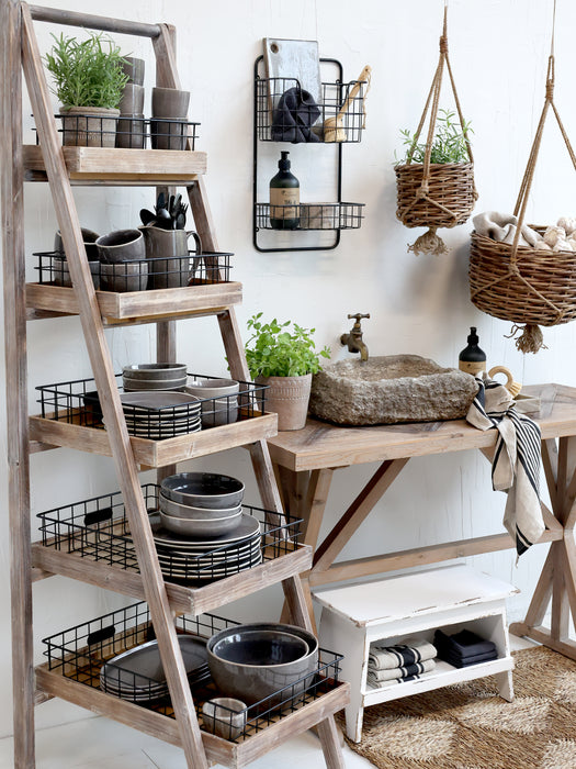 Hilla frístandandi með bökkum og körfum