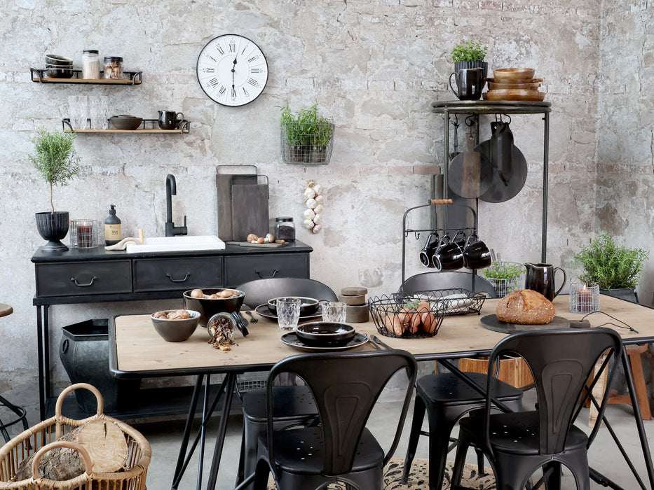 Borðstofuborð úr við og járni