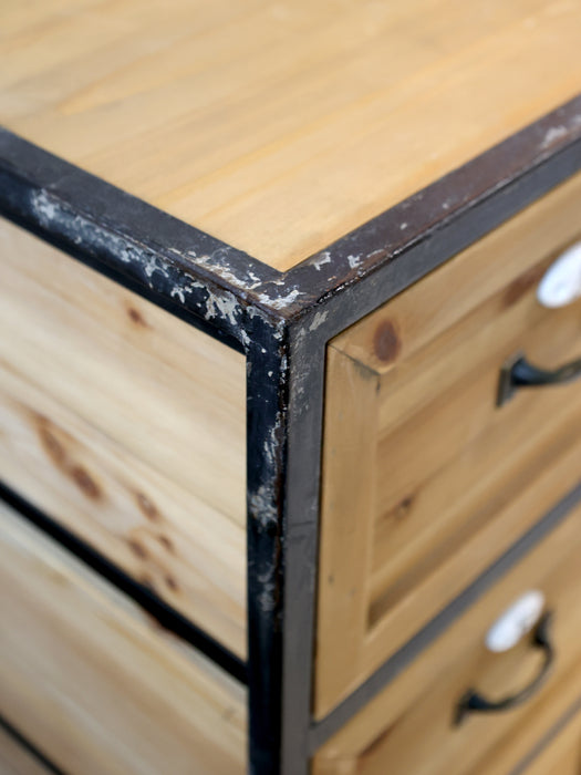 Viðarkommóða með postulínsstöfum