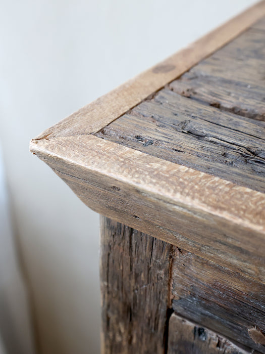 Skápur með glerhurð og hillum 140 x 80 cm