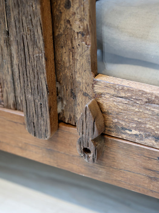 Skápur með glerhurð og hillum 140 x 80 cm