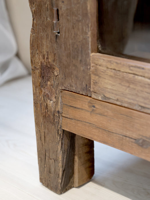 Skápur með glerhurð og hillum 140 x 80 cm