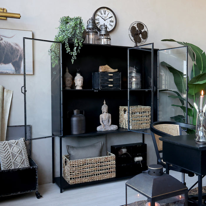 Skápur með 3 glerhurðum og hillum