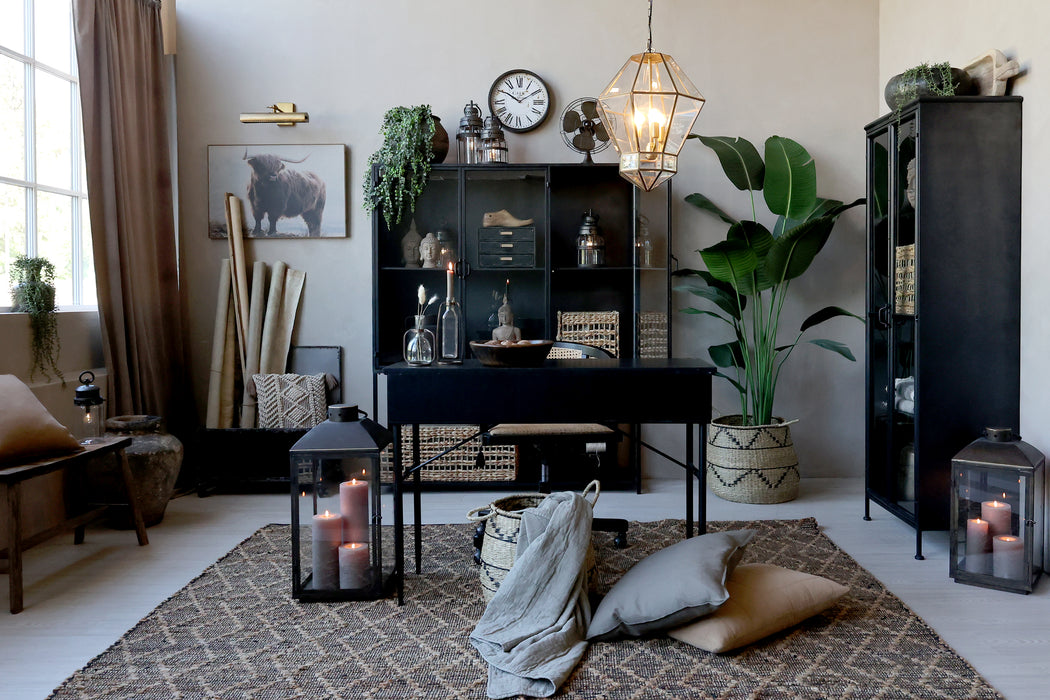 Skápur með 3 glerhurðum og hillum