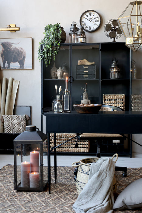 Skápur með 3 glerhurðum og hillum