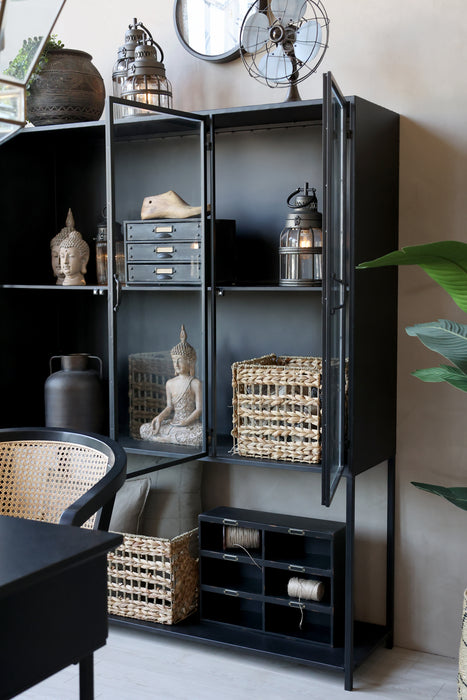 Skápur með 3 glerhurðum og hillum