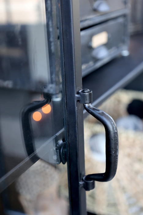 Skápur með 3 glerhurðum og hillum