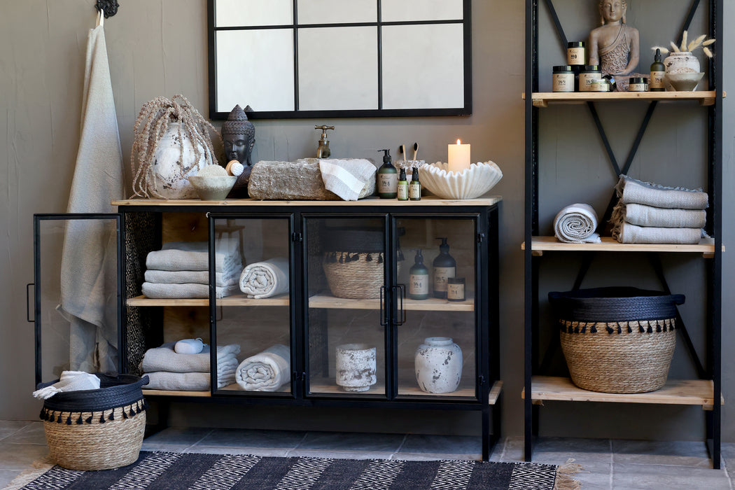 Vence skenkur með 4 hurðum og hillum