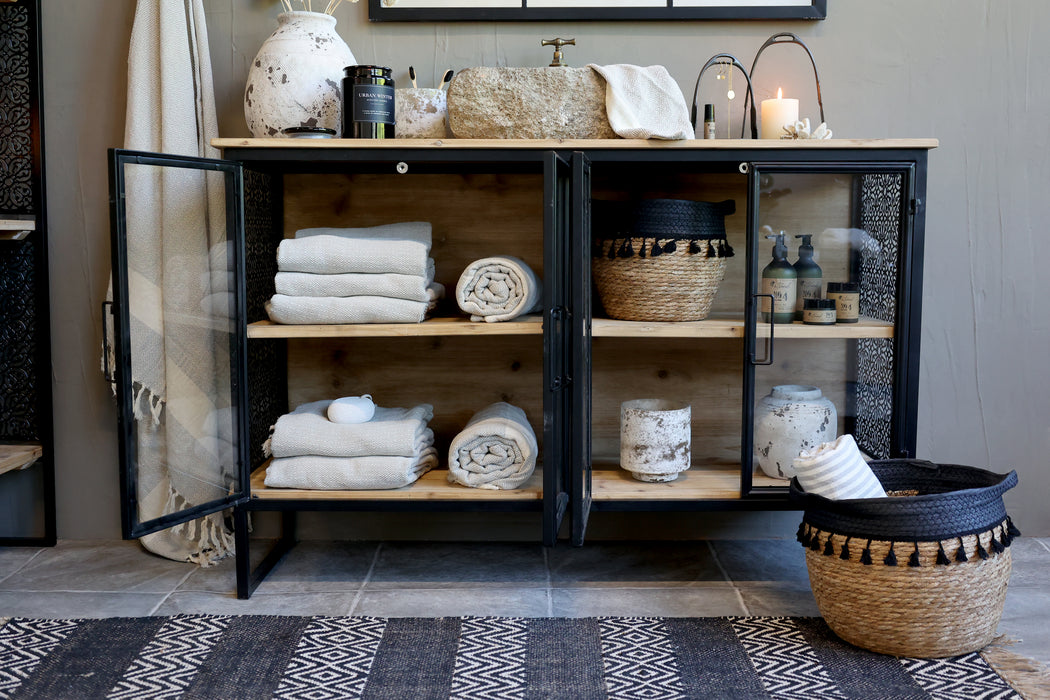 Vence skenkur með 4 hurðum og hillum