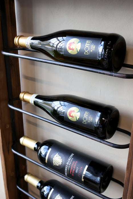 Vínrekki úr við og járni