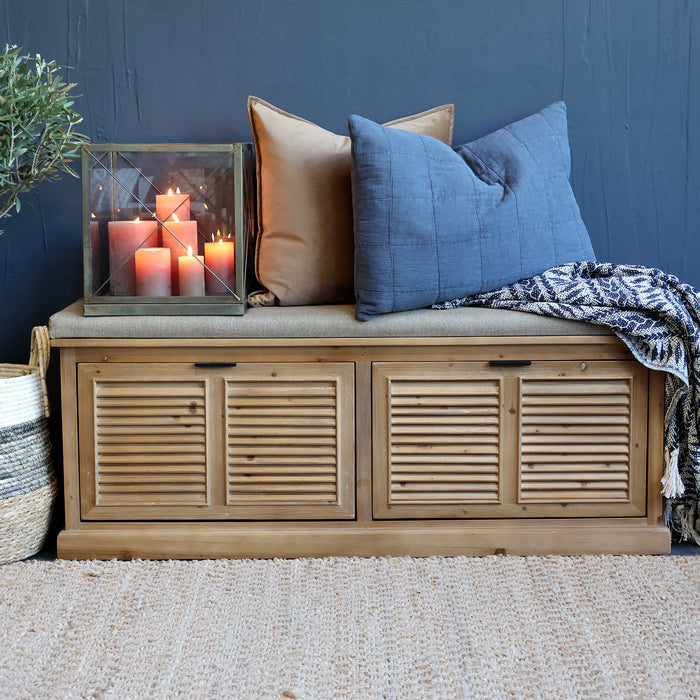 Bekkur  með hörlituðu efni og skóskúffum