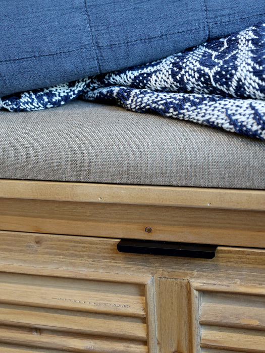 Bekkur  með hörlituðu efni og skóskúffum