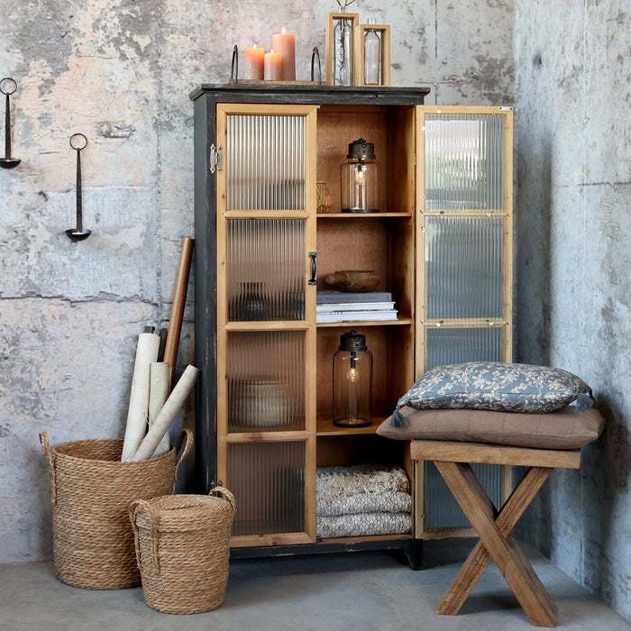 Skápur með "fluted" gleri