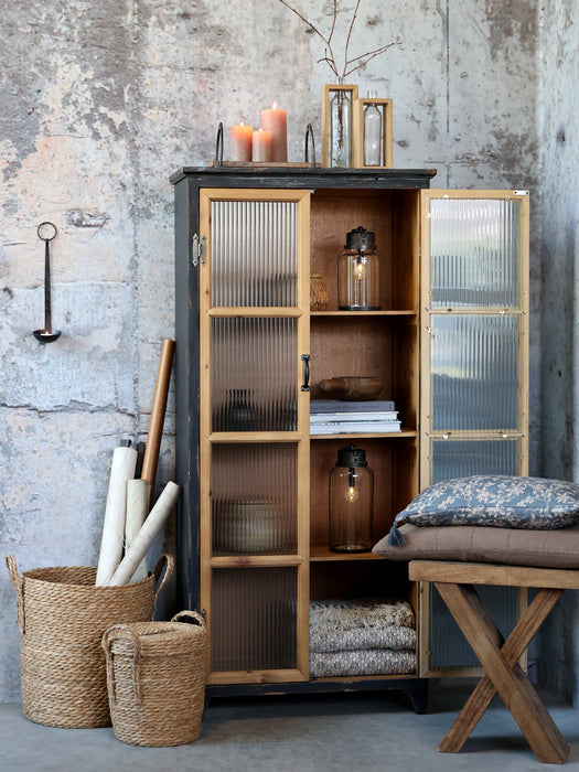 Skápur með "fluted" gleri