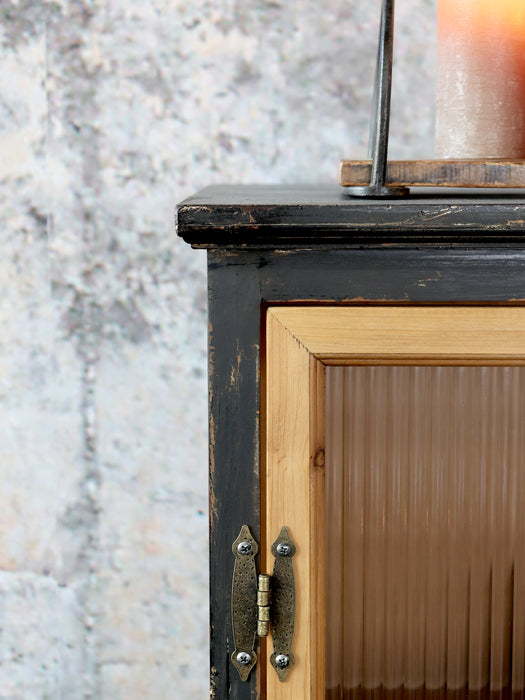 Skápur með "fluted" gleri