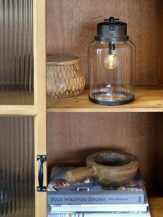 Skápur með "fluted" gleri