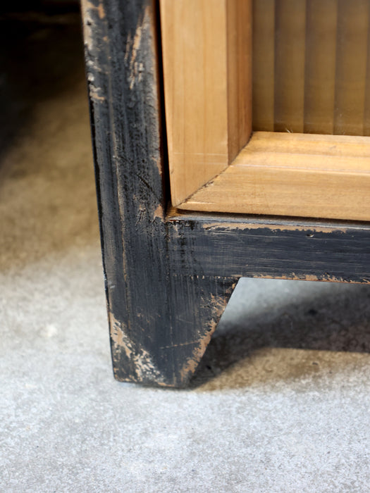 Skápur með "fluted" gleri