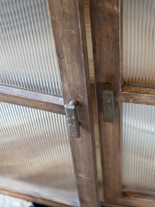 Skenkur með riffluðu gleri