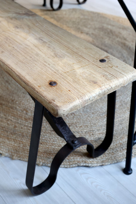 Grimaud bekkur  úr endurunnum við með járnfótum 152 cm