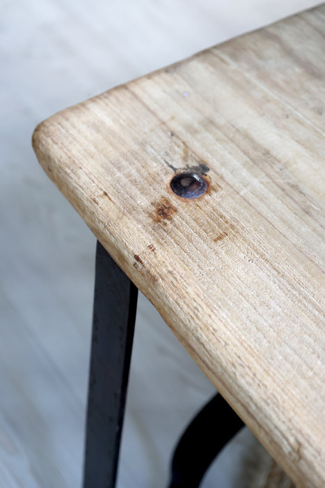 Grimaud bekkur  úr endurunnum við með járnfótum 152 cm