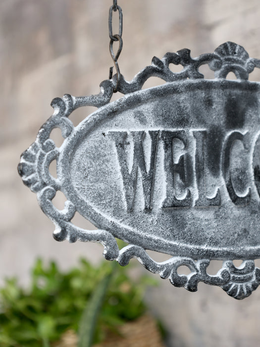 Hangandi skilti "Welcome"