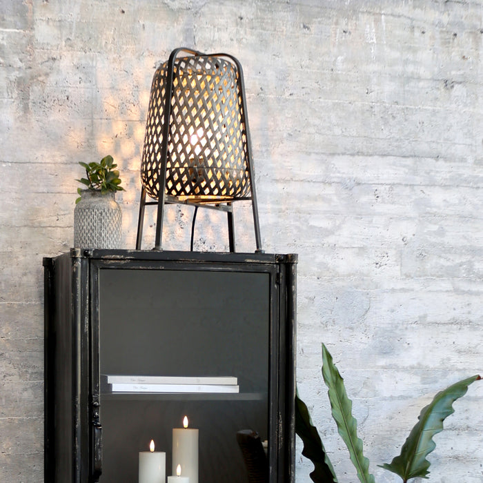 Fléttaður járn standlampi