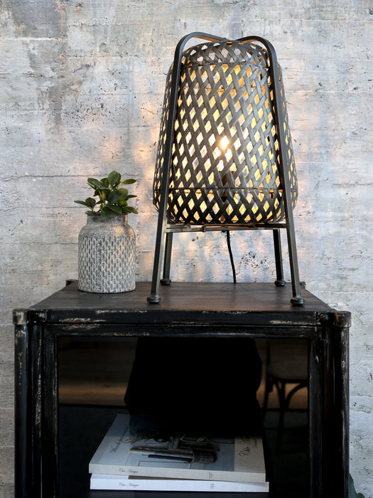 Fléttaður járn standlampi