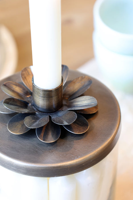 Kertaglas með blómi brass