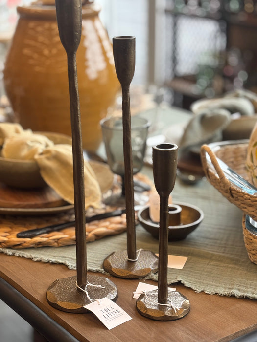 þrír brass kertastjakar saman í setti