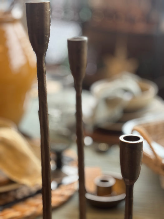 þrír brass kertastjakar saman í setti